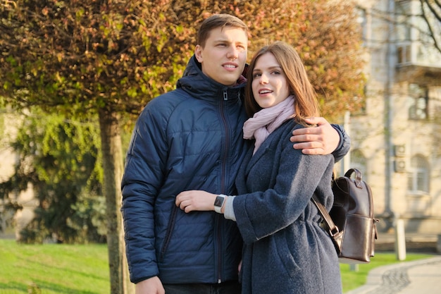 Retrato de casal lindo na cidade, jovem feliz e mulher abraçando