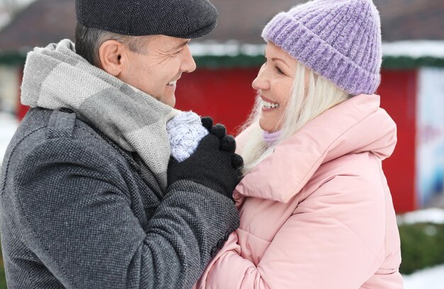 Retrato de casal maduro feliz ao ar livre num dia de inverno