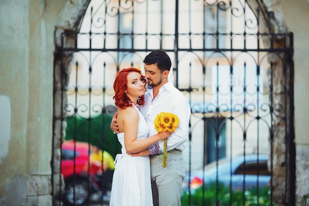 Foto retrato de casal nupcial ao ar livre