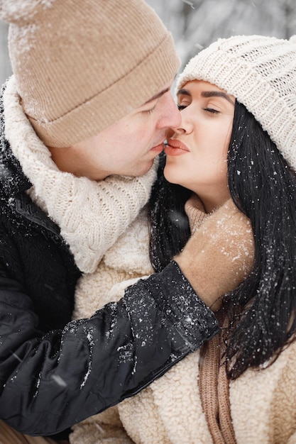 Foto retrato de casal romântico andando na floresta em dia de inverno