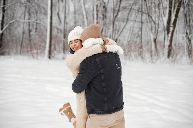 Retrato de casal romântico passando tempo juntos na floresta no dia de inverno