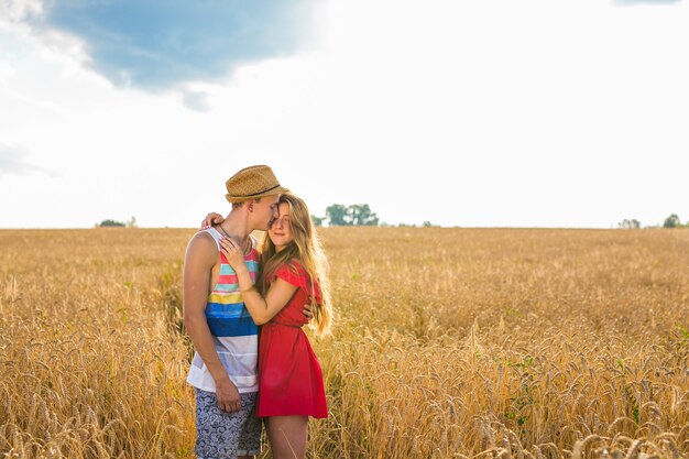 Retrato de casal romântico se abraçando no campo