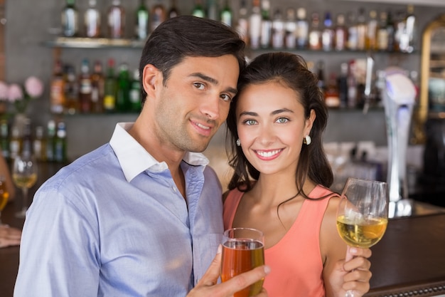 Retrato de casal romântico segurando copos de vinho