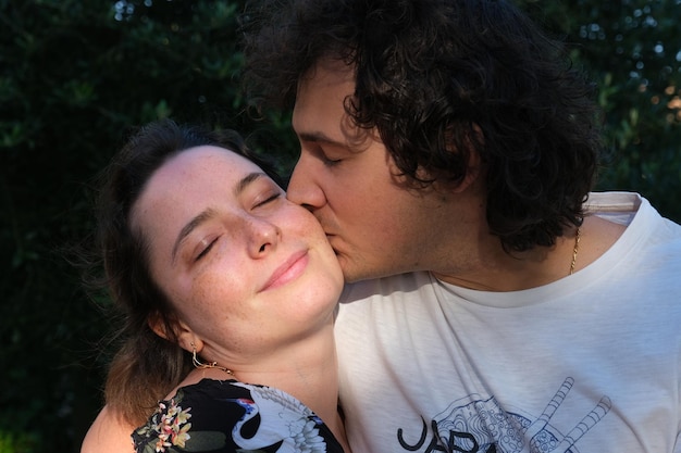 Retrato de casal se beijando ao ar livre