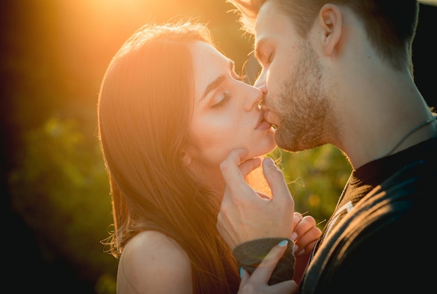 Retrato de casal se beijando close-up de lindo beijo de casal sexy apaixonado