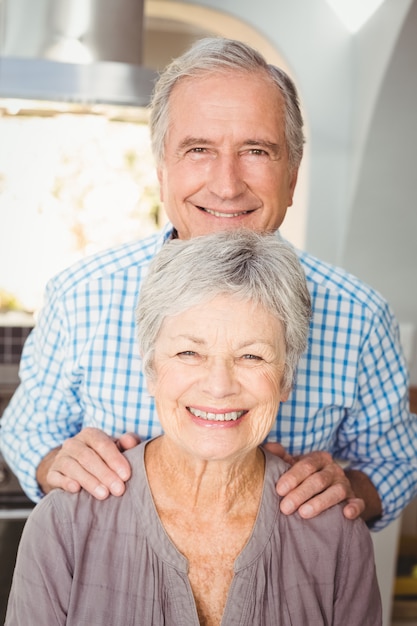 Foto retrato de casal sênior alegre