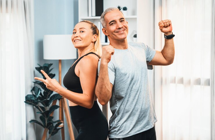 Foto retrato de casal sênior atlético e esportivo em roupas esportivas com sucesso ou comemorando depois de superar a postura de luta como conceito de exercício em casa com estilo de vida de corpo saudável após a aposentadoria clout
