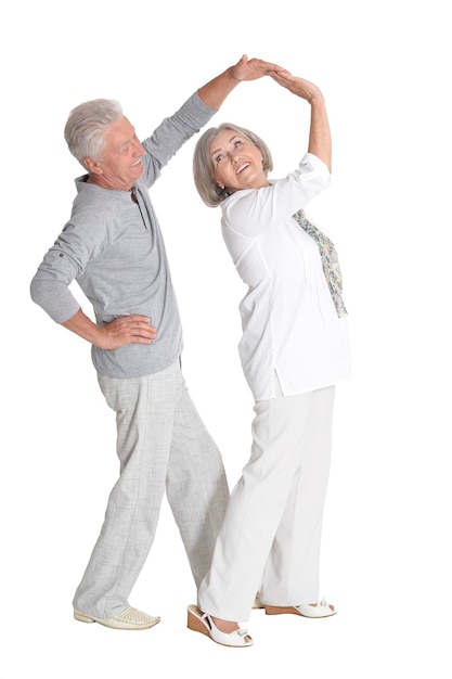 Foto retrato de casal sênior dançando isolado no fundo branco
