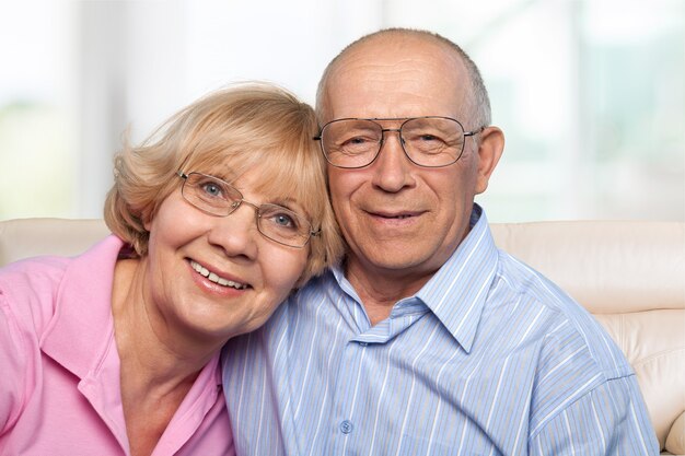 Retrato de casal sênior feliz sorrindo em casa