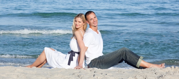 Retrato de casal sentado na areia