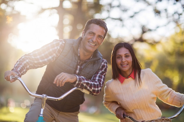 Retrato de casal sorridente com bicicletas