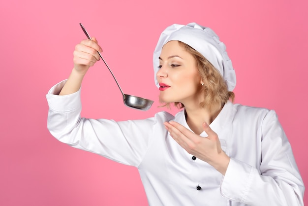 Retrato de chef feminino segurando colher com comida quente cozinhando e comida de conceito culinário profissional