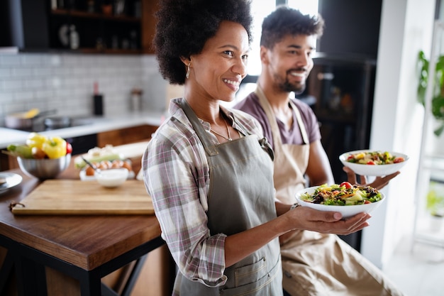 Retrato de chefs sorridentes na cozinha. alimentos saudáveis, culinária, pessoas, conceito de cozinha