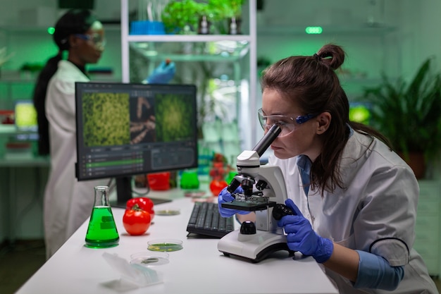 Retrato de cientista biólogo de jaleco branco