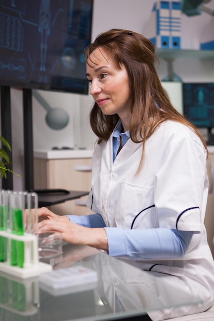 Retrato de cientista de microbiologia feminina focada em laboratório. Inspeção de alimentos.