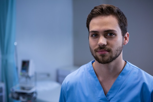 Retrato de cirurgião em pé na sala de operação