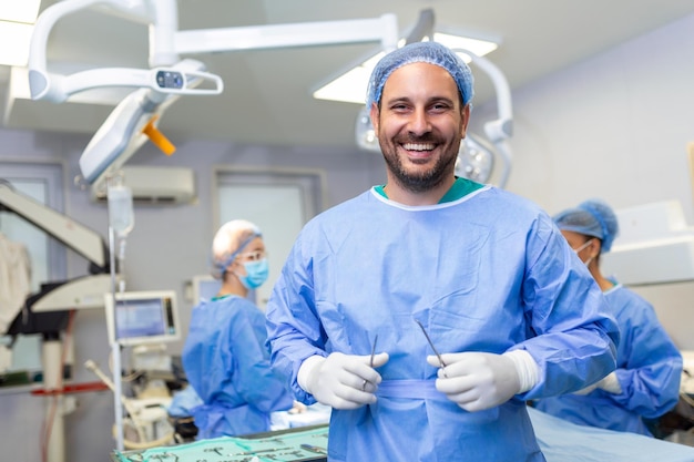 Retrato de cirurgião masculino com equipe de médicos em segundo plano na sala de operação