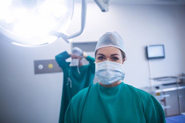 Retrato de cirurgião na sala de operação