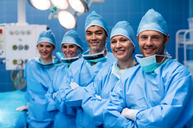 Retrato de cirurgiões em pé na sala de operação