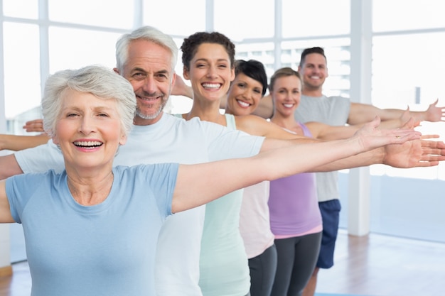 Retrato de classe de fitness alongando as mãos na fila