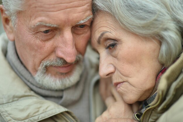 Retrato de close-up de casal sênior pensativo ao ar livre