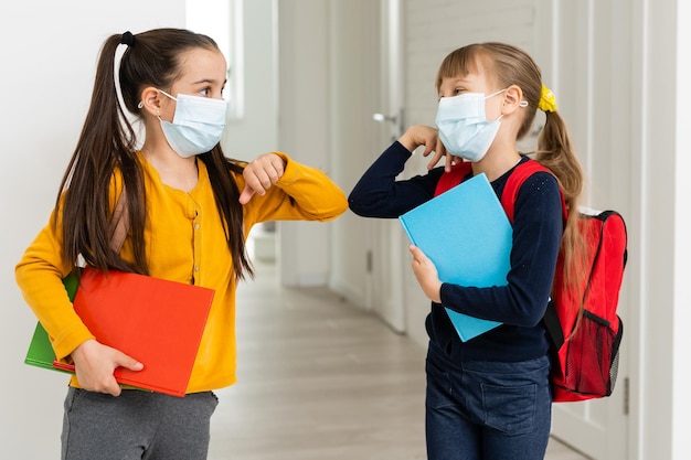 Retrato de close-up de duas belas garotas atraentes usando máscara de segurança. pare a pandemia da doença da gripe.