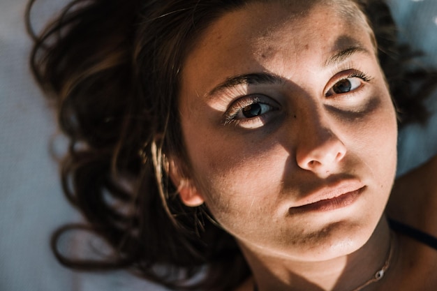 Retrato de close-up de jovem
