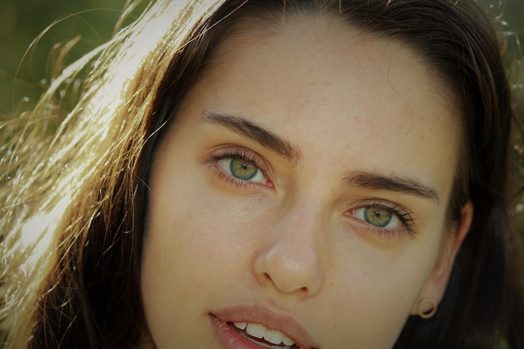 Foto retrato de close-up de jovem