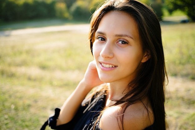 Retrato de close-up de menina no parque