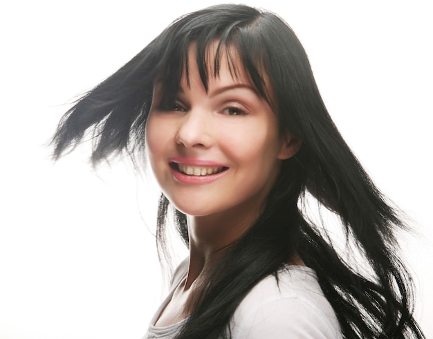 Retrato de close-up de uma jovem mulher caucasiana sexy com um lindo sorriso