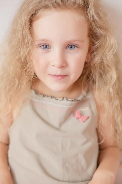 Retrato De Uma Menina Bonitinha Com Cabelos Cacheados E Olhos Azuis Imagem  e Fotografia Gratuitas 209941573.