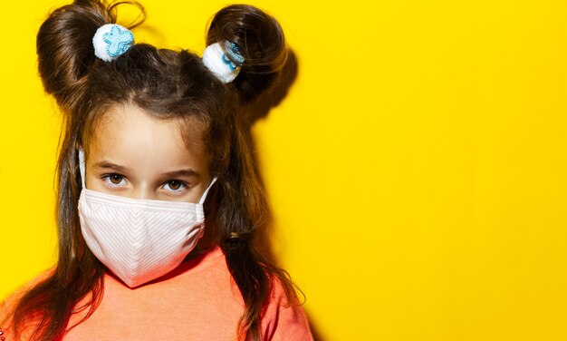 Foto retrato de close-up de uma menina com máscara médica contra vírus