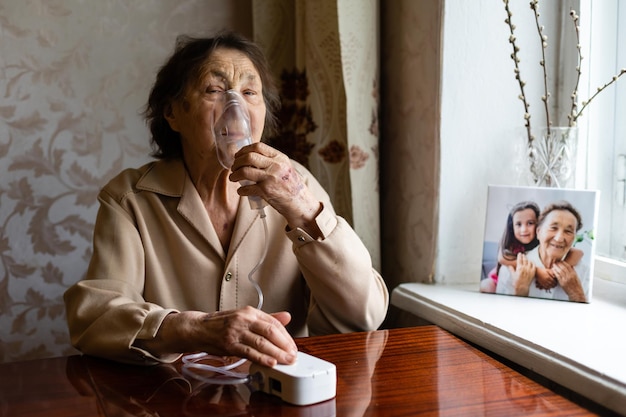 Retrato de close-up de uma mulher idosa em uma máscara de respiração médica.