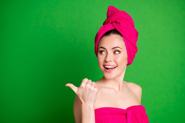 Retrato de close-up de uma senhora muito alegre usando turbante, demonstrando o espaço vazio de cópia isolado em um fundo de cor verde brilhante