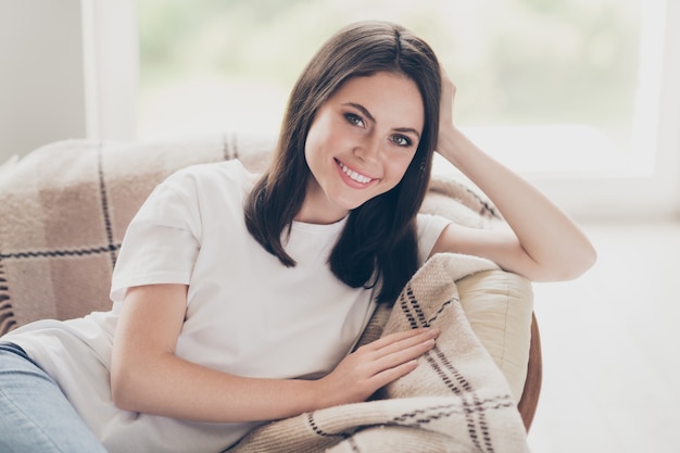 Retrato de close-up dela ela agradável atraente muito saudável alegre alegre alegre menina de cabelos castanhos deitada no sofá-cama descansando conforto caseiro sonho de vida em casa de luz dentro de casa