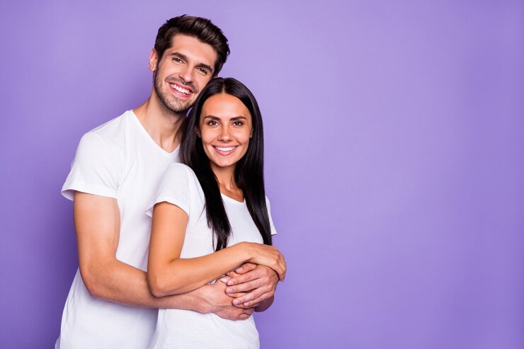 Foto retrato de close-up dele ele ela ela agradável atraente charmoso carinhoso alegre alegre casal alma gêmea abraçando passar a lua de mel isolada no fundo roxo violeta lilás cor pastel
