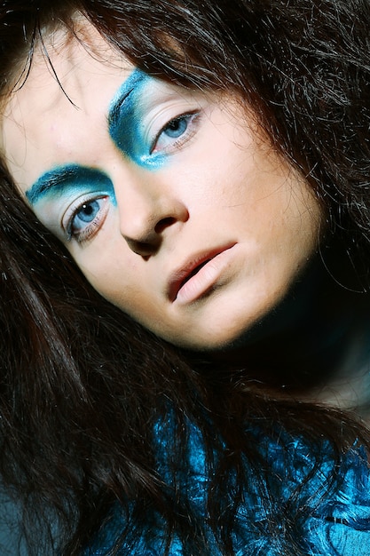 Retrato de close-up jovem com maquiagem criativa