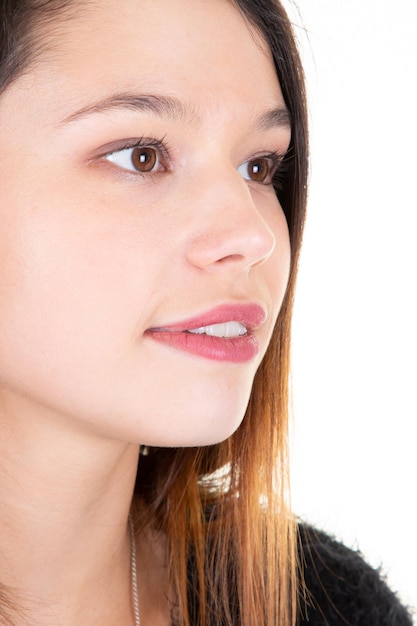 Retrato de close-up jovem retrato de mulher bonita no estúdio branco