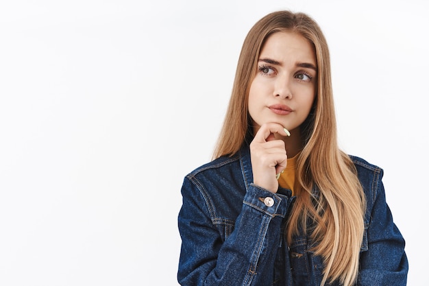 Retrato de close-up mulher séria pensativa para tomar uma decisão séria, tocar o queixo ponderando, olhar para o lado com o rosto focado, fazer suposições, escolher durante as compras