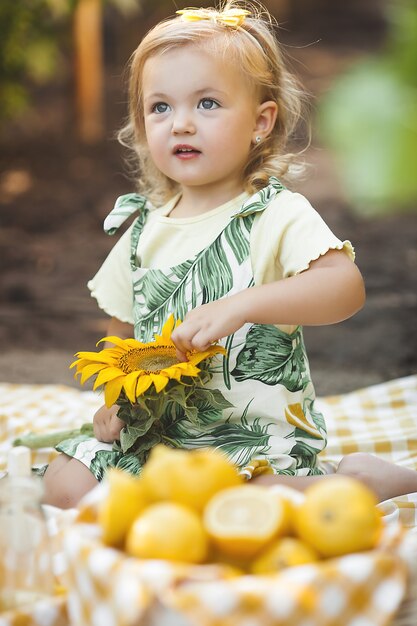 Retrato de closeup menina bonitinha em fundo de verão.