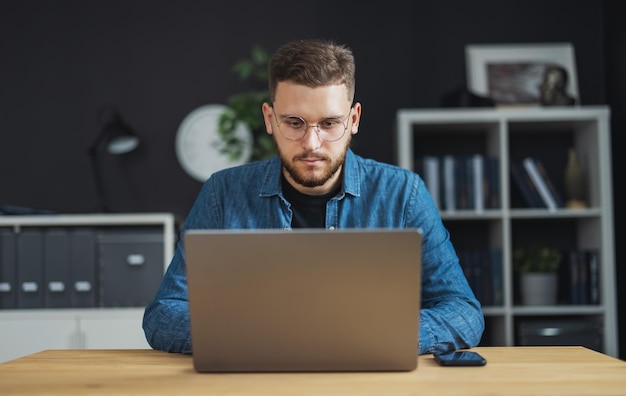 Foto retrato de codificação de jovem focado