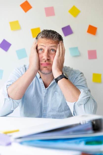 Foto retrato de colegas de negócios trabalhando no escritório