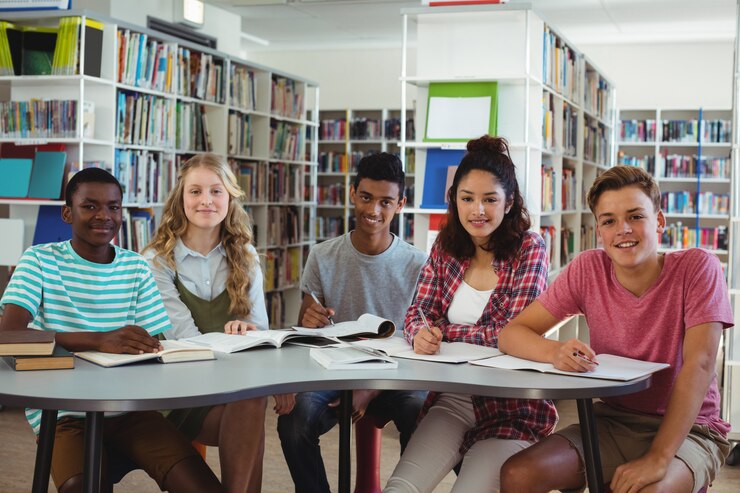 Foto retrato de colegas felizes estudando na biblioteca