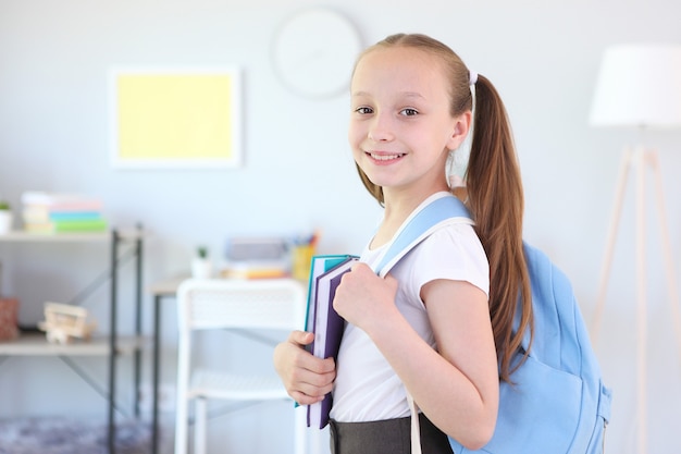 Retrato de colegial com mochila e papelaria