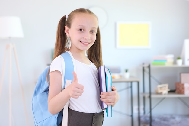 Retrato de colegial com mochila e papelaria