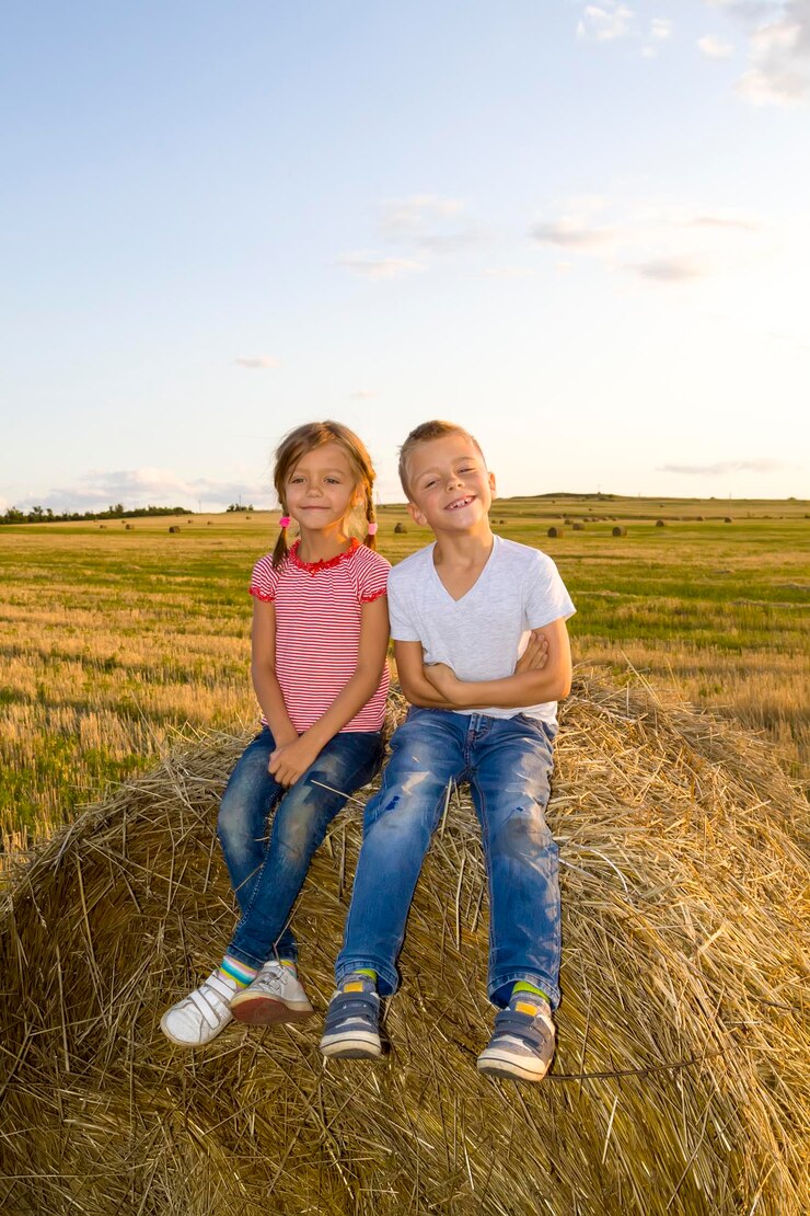 Foto retrato de comprimento completo de menina sorridente no campo