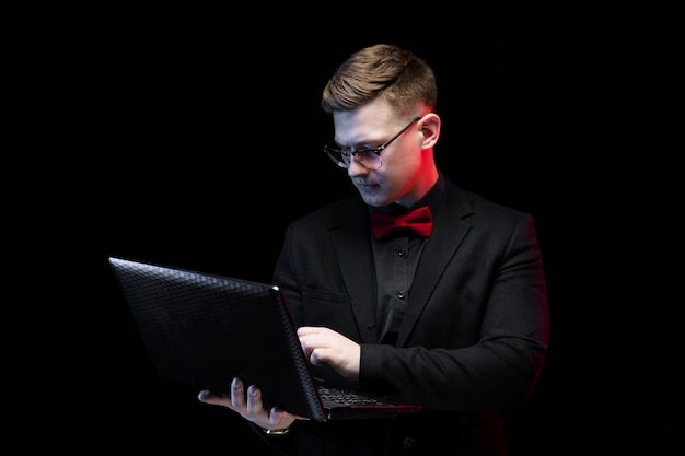 Foto retrato de confiante bonito ambicioso feliz elegante responsável empresário trabalhando em seu laptop