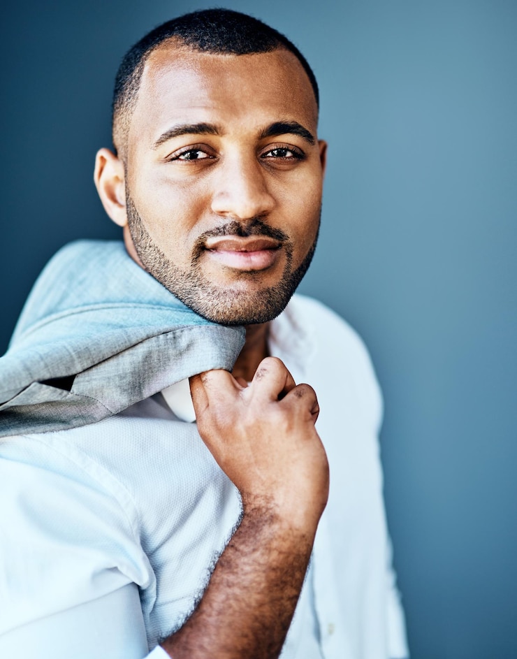 Foto retrato de conselheiro financeiro e empresário com blazer ou confiança em estúdio para carreira corporativa na frança rosto de corretor e orgulhoso banqueiro de investimento profissional com orgulho em fundo azul