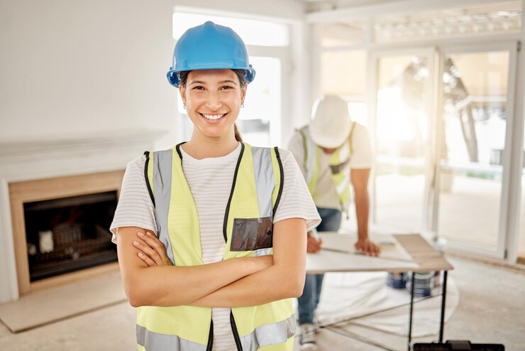 Foto retrato de construção de mulher e reforma de casa com capacete de braços cruzados e sorriso no apartamento sim mentalidade positiva e renovações mulher feliz em segurança e projeto de construção em casa nova