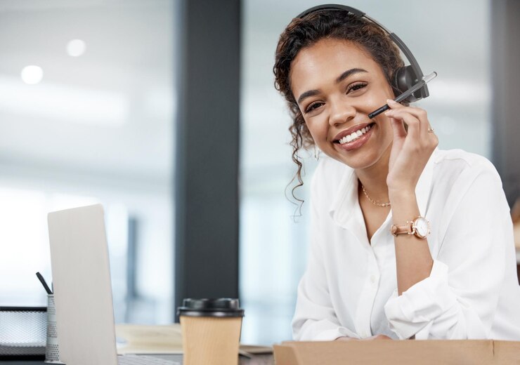 Retrato de consultor de mulher com fone de ouvido e laptop em sua mesa em um escritório de seu local de trabalho Atendimento ao cliente ou comunicação on-line de call center e pessoa do sexo feminino para crm ou telemarketing